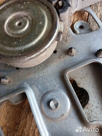 Стеклоподъёмник передний правый dodge Stratus