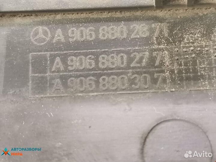 Ресничка (ус) правой фары Volkswagen Crafter 2007