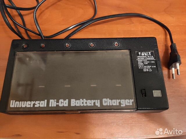Зарядное устройство First Universal Model 121