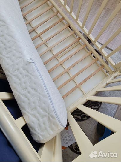 Детская кроватка с маятником и ящиком