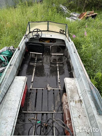 Лодка с двигателем