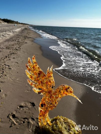 Брошь ручной работы, янтарь и ювилирная смола