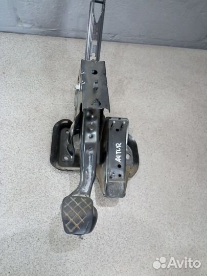 Педаль тормоза под МКПП Skoda Octavia TUR A4