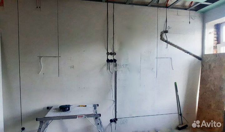 Грамотный электрик с заботой о вашей отделке