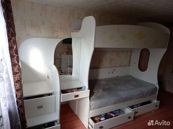 Кровать двухьярусная