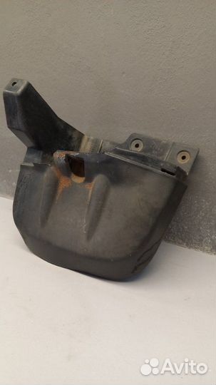 Брызговик передний правый Mitsubishi L 200