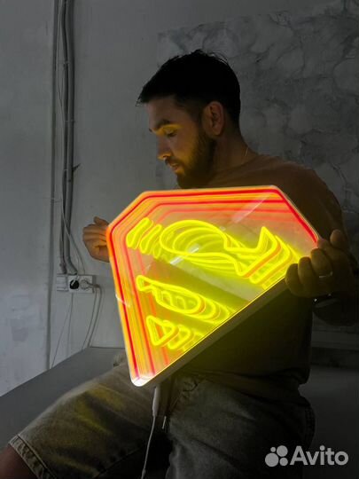 Вывеска с эффектом бесконечности