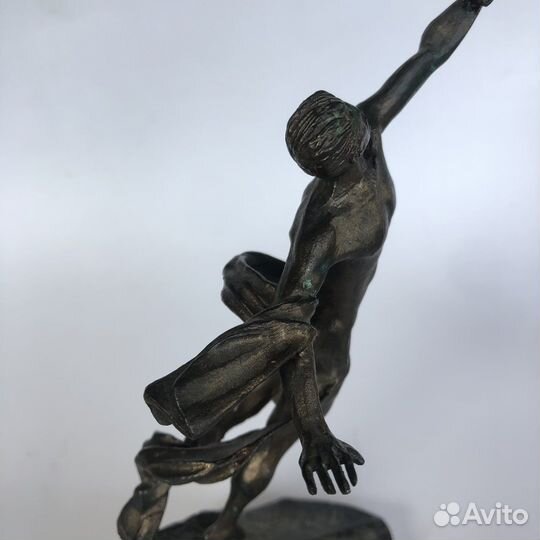 Статуэтка «К звездам»