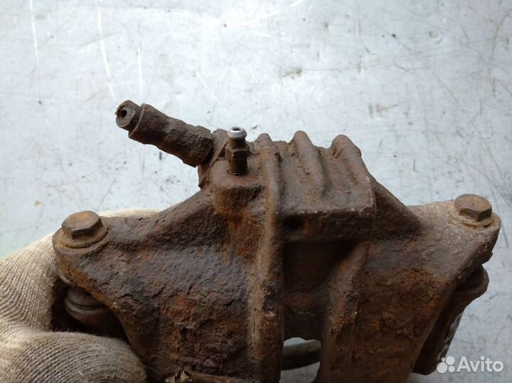 Суппорт передний правый Пежо 206