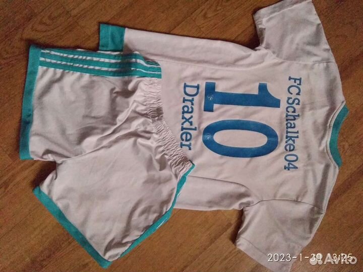 Футбольная форма и плавательные шорты 128