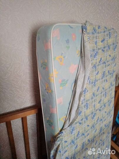 Детская кроватка с маятником