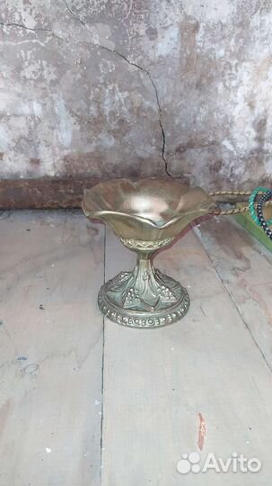 Бронзовые подсвечники, чаши