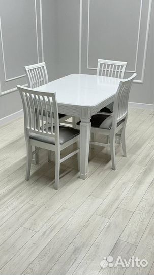 Стол и стулья в гостиную. В наличии