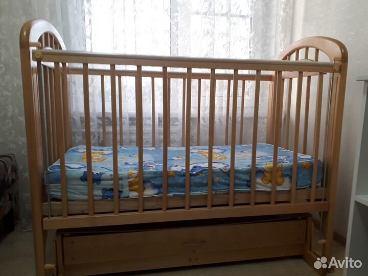 Детская кроватка с маятником
