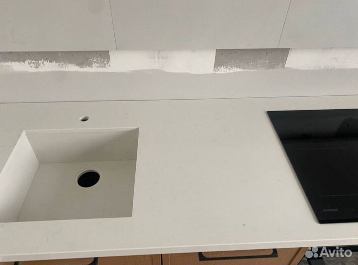 Стол со столешницей из искусственного камня