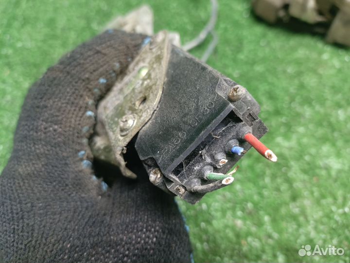 Замок двери с дефектом Mazda 323 BA