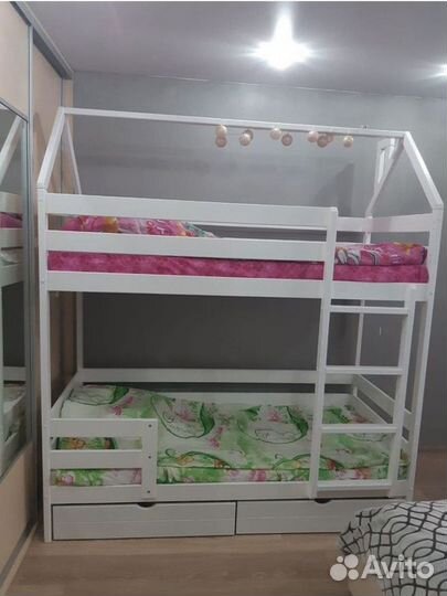 Двухъярусная детская кровать