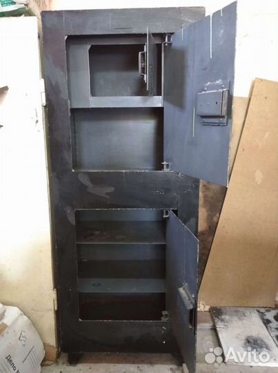 Напольный металлический сейф