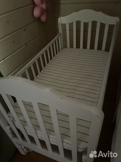 Детская кроватка с универсальным маятником