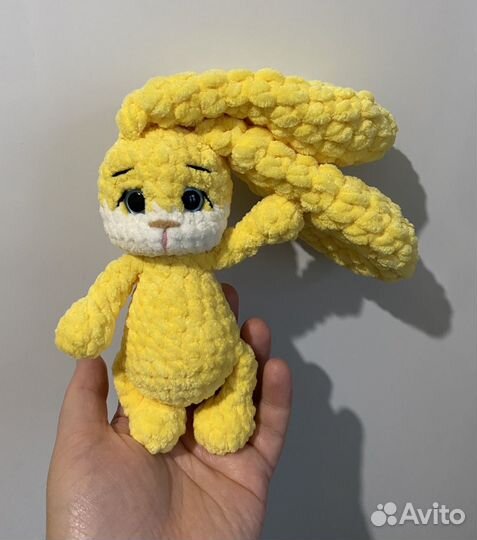 Вязаные игрушки зайка желтый
