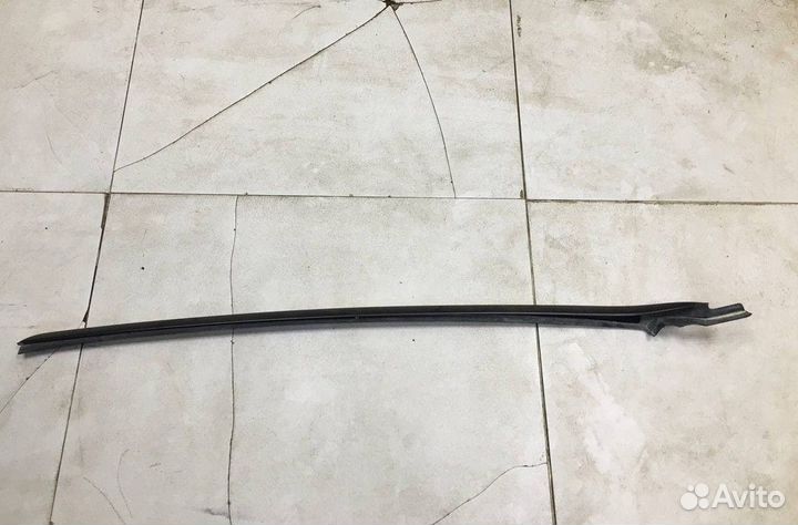 Молдинг лобового стекла правый Toyota Highlander