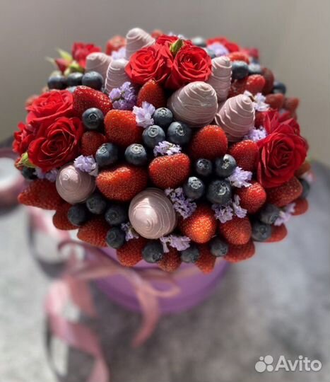 Подарочные шляпные коробки из клубники в шоколаде