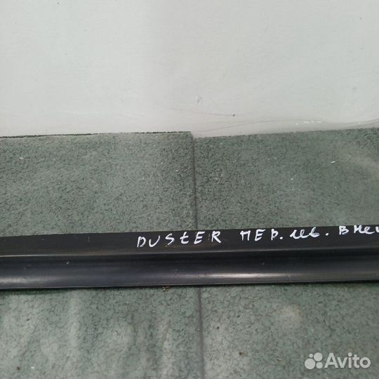Молдинг стекла передний левый Renault Duster