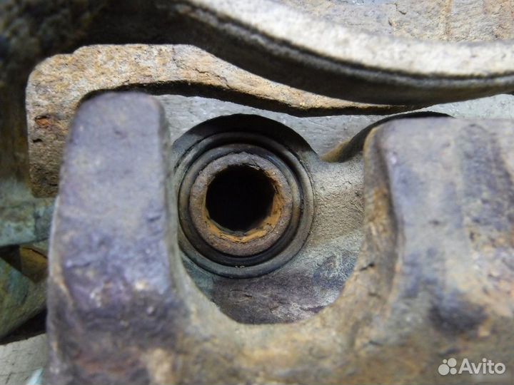 Суппорт передний левый Mitsubishi Pajero 2