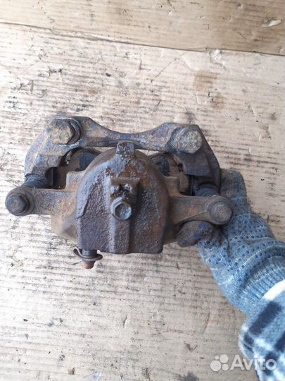 Суппорт передний Ниссан Примера П10