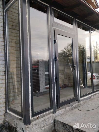 Дверь алюминиевая