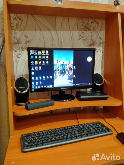 Настольный компьютер с монитором и колонками