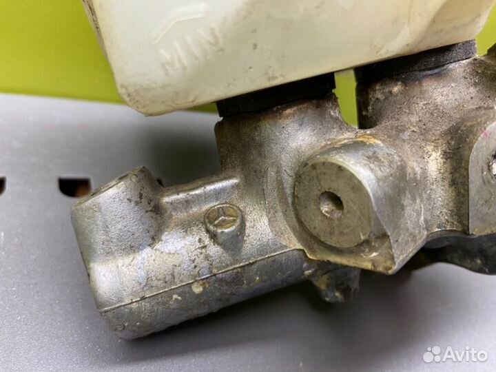 Главный тормозной цилиндр Mercedes-Benz S124