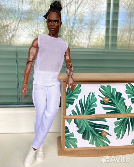 Кен looks Джон