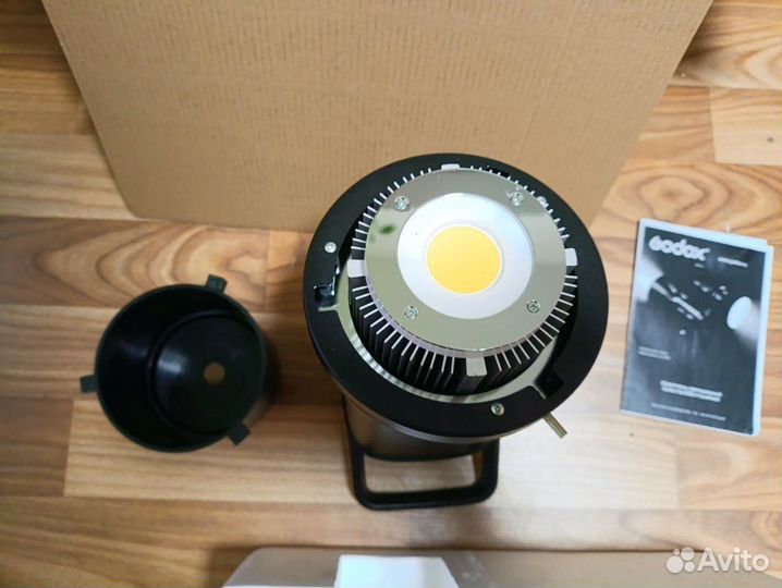 Осветитель студийный godox sl100d