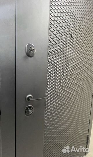 Дверь входная с зеркалом новая