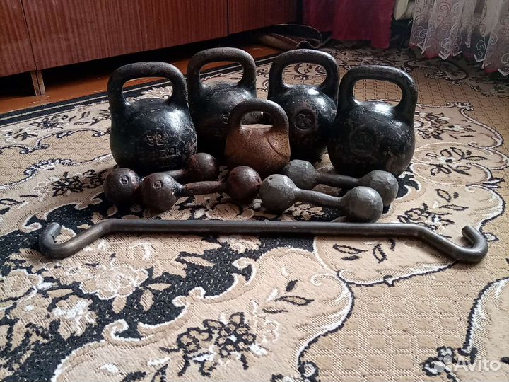 Остались гантели и тренировочное коромысло