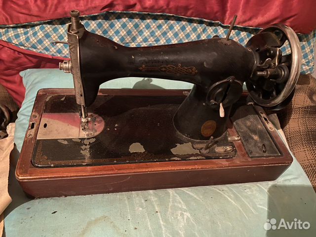 Старинная швейная машинка