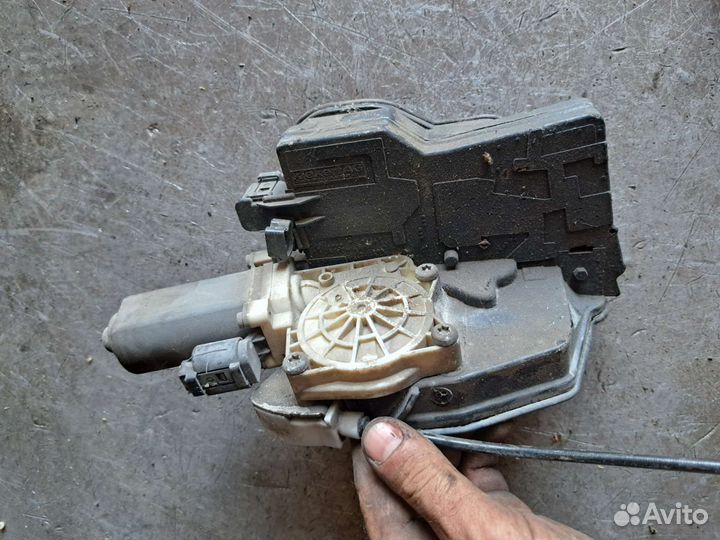 Замок двери задний на BMW E65 E66