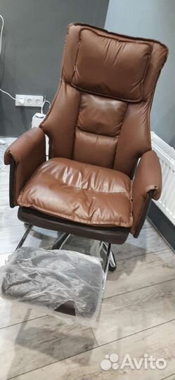 Офисное кожаное кресло