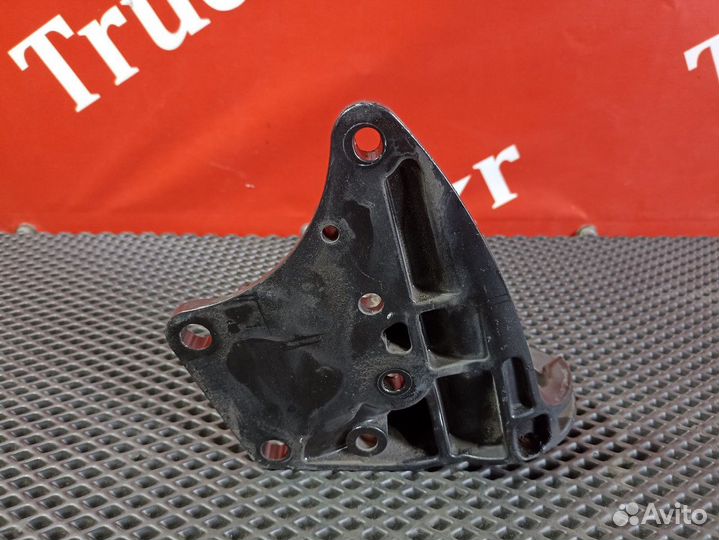 Кронштейн амортизатора кабины правый Renault T