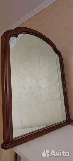 Зеркало в деревянной раме