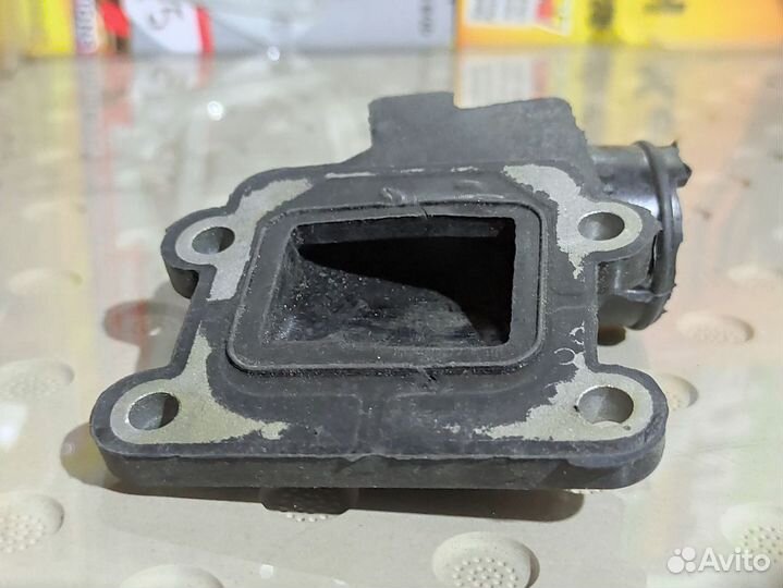 Впускной патрубок на скутер Yamaha