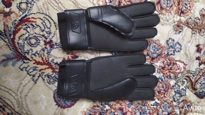 Футбольные вратарские перчатки