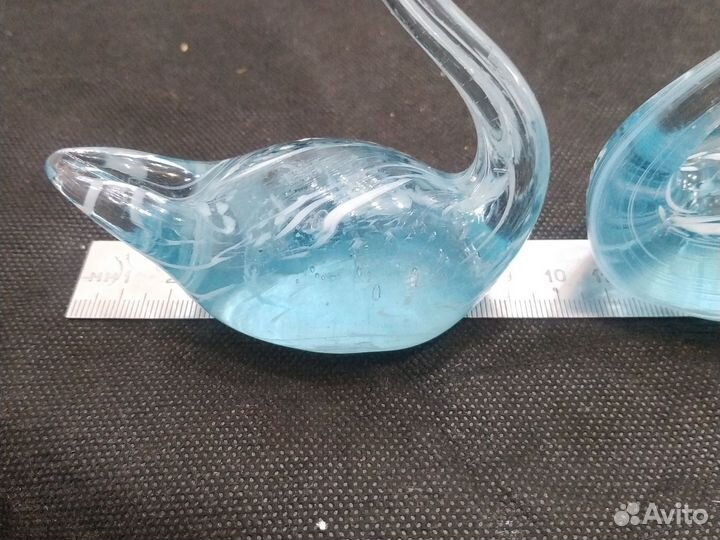 Хрустальные и стеклянные фигурки лебедей