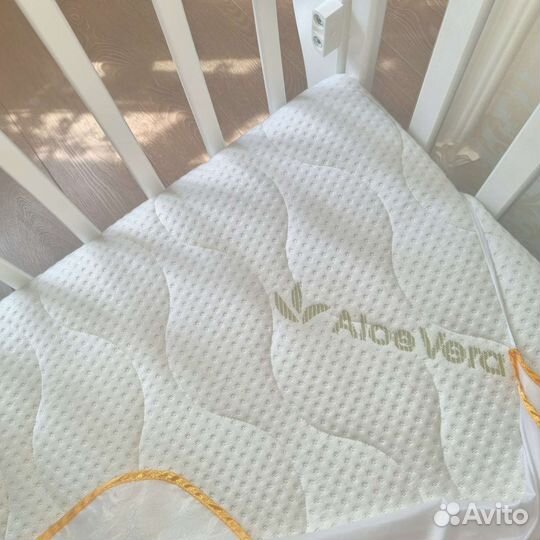 Детская кроватка с маятником и ящиком