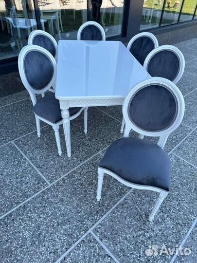Стол со стульями
