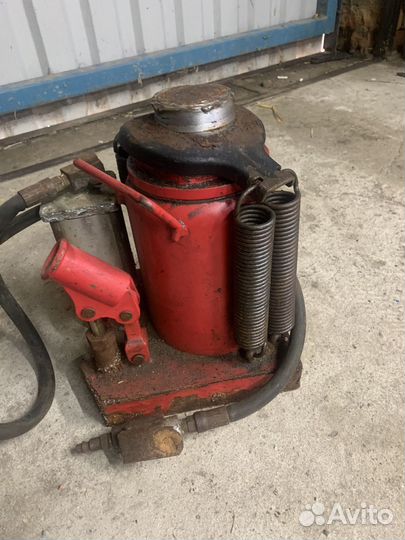 Домкрат пневматический