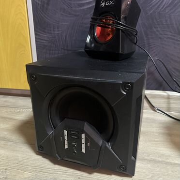 Игровой компьютер с монитором и клавиатурой