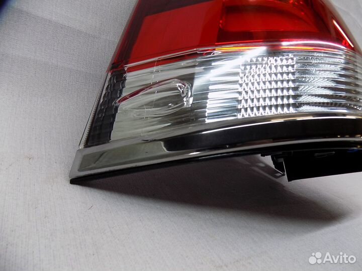 Фонарь задний наружный левый Toyota Land Cruiser