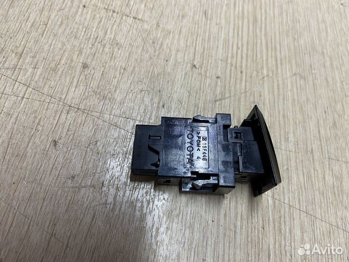 Кнопка аварийной сигнализации Toyota Camry 75